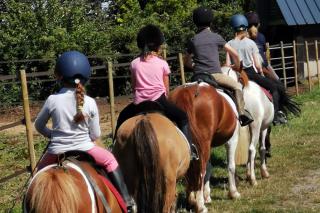 Balade à la plage avec le poney club des écuries du Bessin