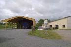 Hangar, écurie intérieure et manège.