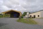 Hangar, écurie intérieure et manège.